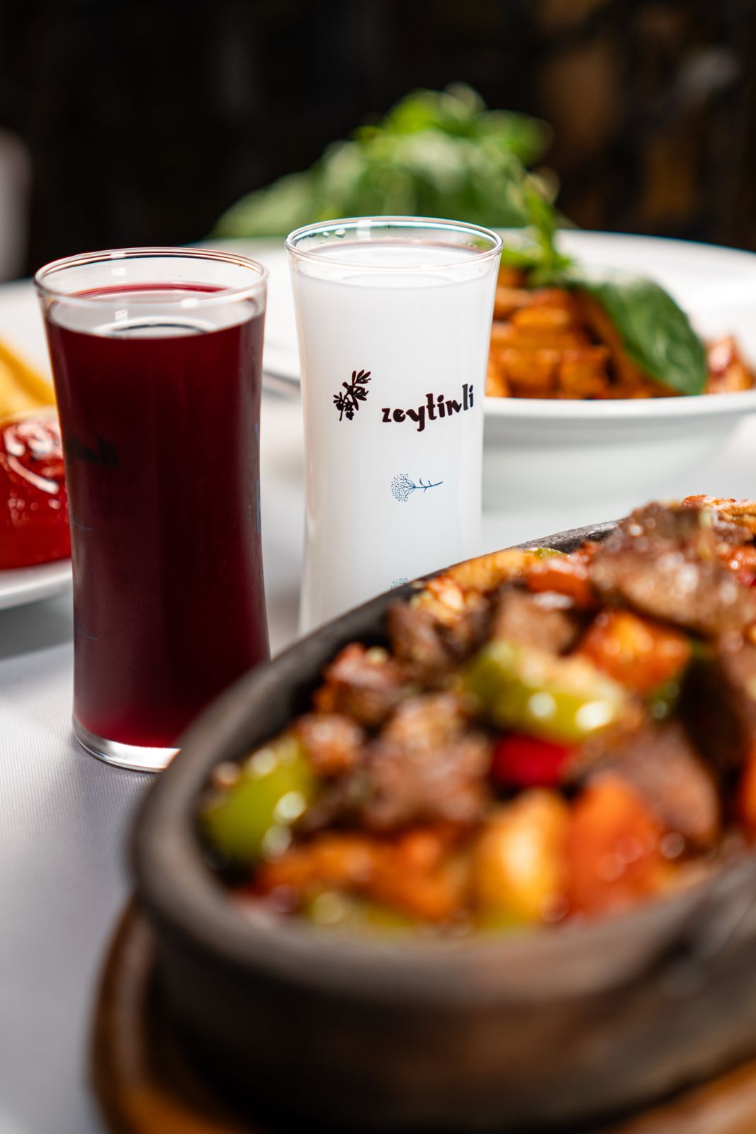 Zeytinli rakı kadehi ve güveç